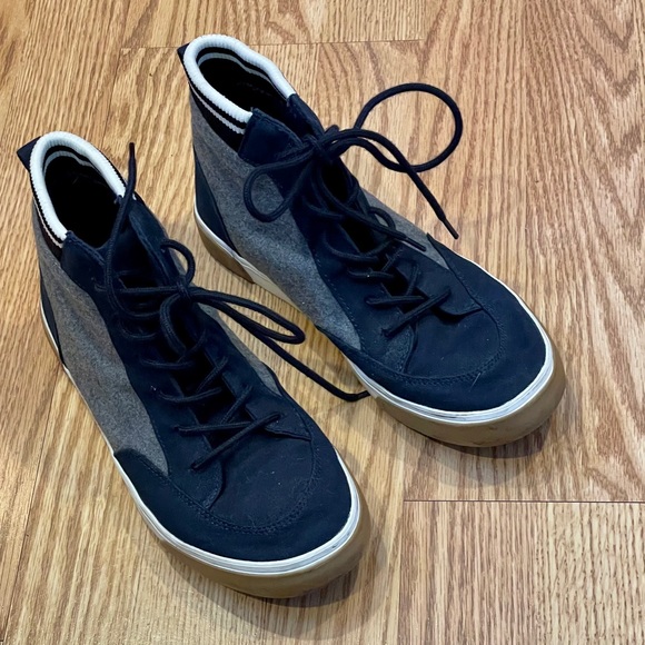 🔥MAKE OFFER🔥Old Navy mid-top Sneakers🔥 - Picture 3 of 6